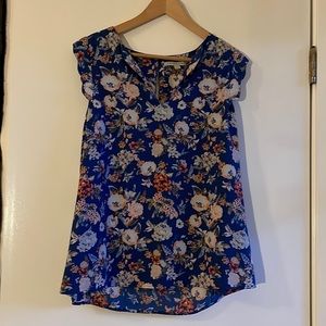 ⭐️ 41 Hawthorn floral top. So cute! Size L